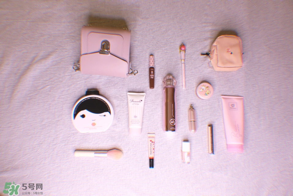 ��ɫ��װ�Ļ�ױƷ ��ɫƿ�ӵĻ���Ʒ